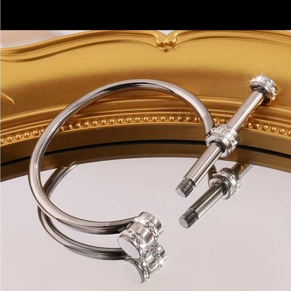 14k GOLD PLATED STAINLESS STEELE SCREW BANGLE BRACELET WITH RHINESTONES - Picture 6 of 7